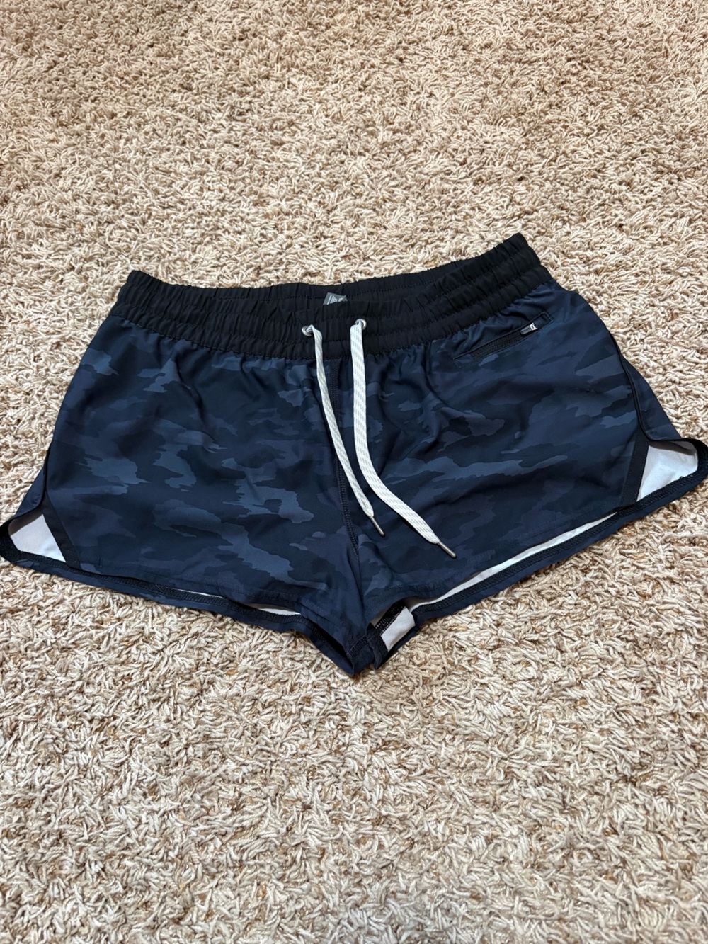 Vuori Clementine Shorts Black Womens size Large